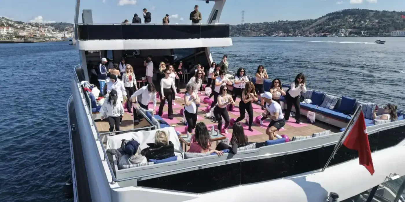 Teknede Pilates Etkinliği: İstanbul Boğazı'nda Beden ve Zihin Dengesi - Kolayyat